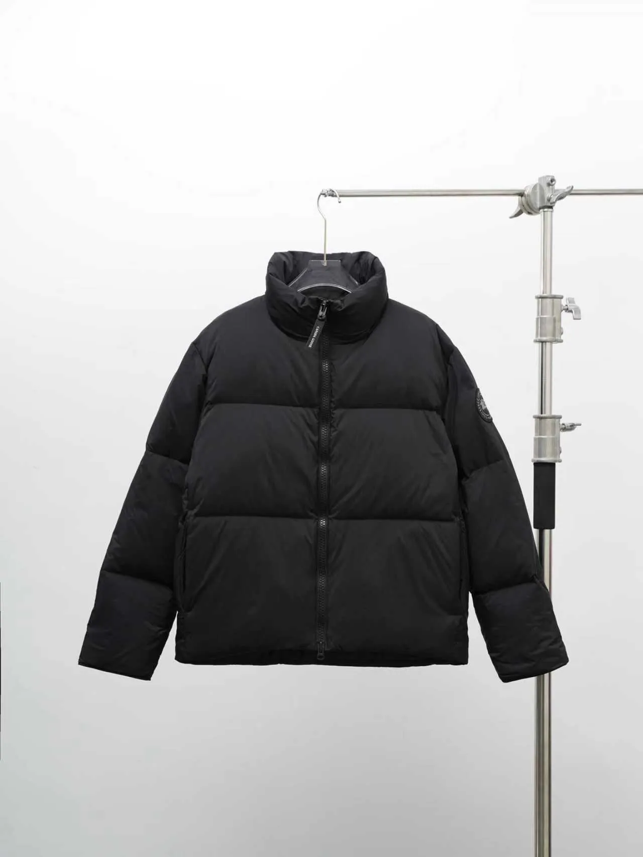 P840 Counter quality stand-up collar Sibu jacket [Exclusively for foreign trade] [Interchangeable black label and red label] Canada Goose LAWRENCE series quilted windproof and waterproof straight stand-up collar zipper down jacket Lawrence Puffer Jaet men's stand-up collar down jacket Color: black with red label. Size: XS S M L XL XXL.